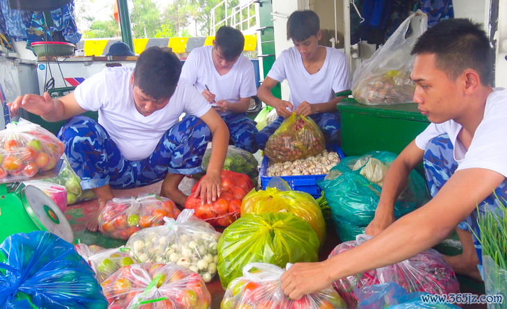 Cảnh sát biển sẵn sàng trực trên biển， giúp ngư dân làm ăn trên biển trong dịp Tết - Ảnh 2.