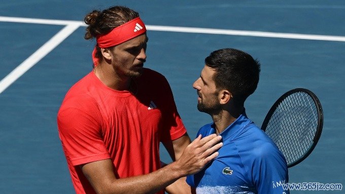 Zverev (trái) động viên Djokovic， sau trận bán kết Australia Mở rộng 2025 trên sân Rod Laver， Melbourne hôm 24/1. Ảnh: Reuters